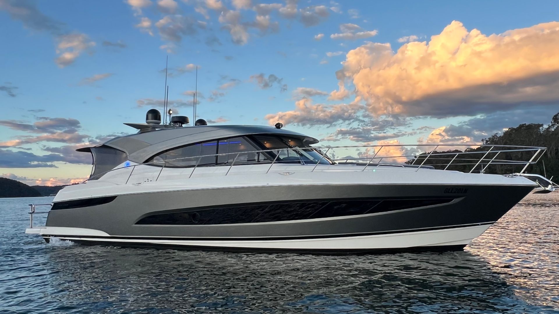 Riviera 5400 Sport Yacht Platinum Edition