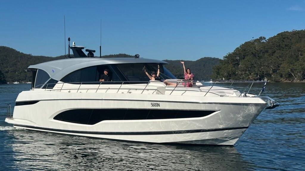 Riviera 5600 Sport Yacht